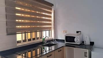 Apartment Queen Bed | Yksityinen keittiö | Jääkaappi, mikroaaltouuni, keittoastiat/astiat/ruokailuvälineet