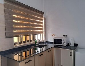 Apartment Queen Bed | Private kitchen | Fridge, microwave, cookware/dishes/utensils