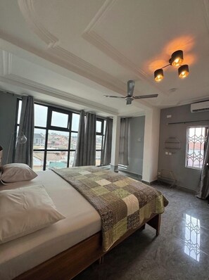 Apartment Queen Bed | Chambres insonorisées, fer et planche à repasser