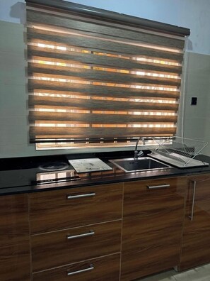 Apartment Queen Bed | Private kitchen | Fridge, microwave, cookware/dishes/utensils