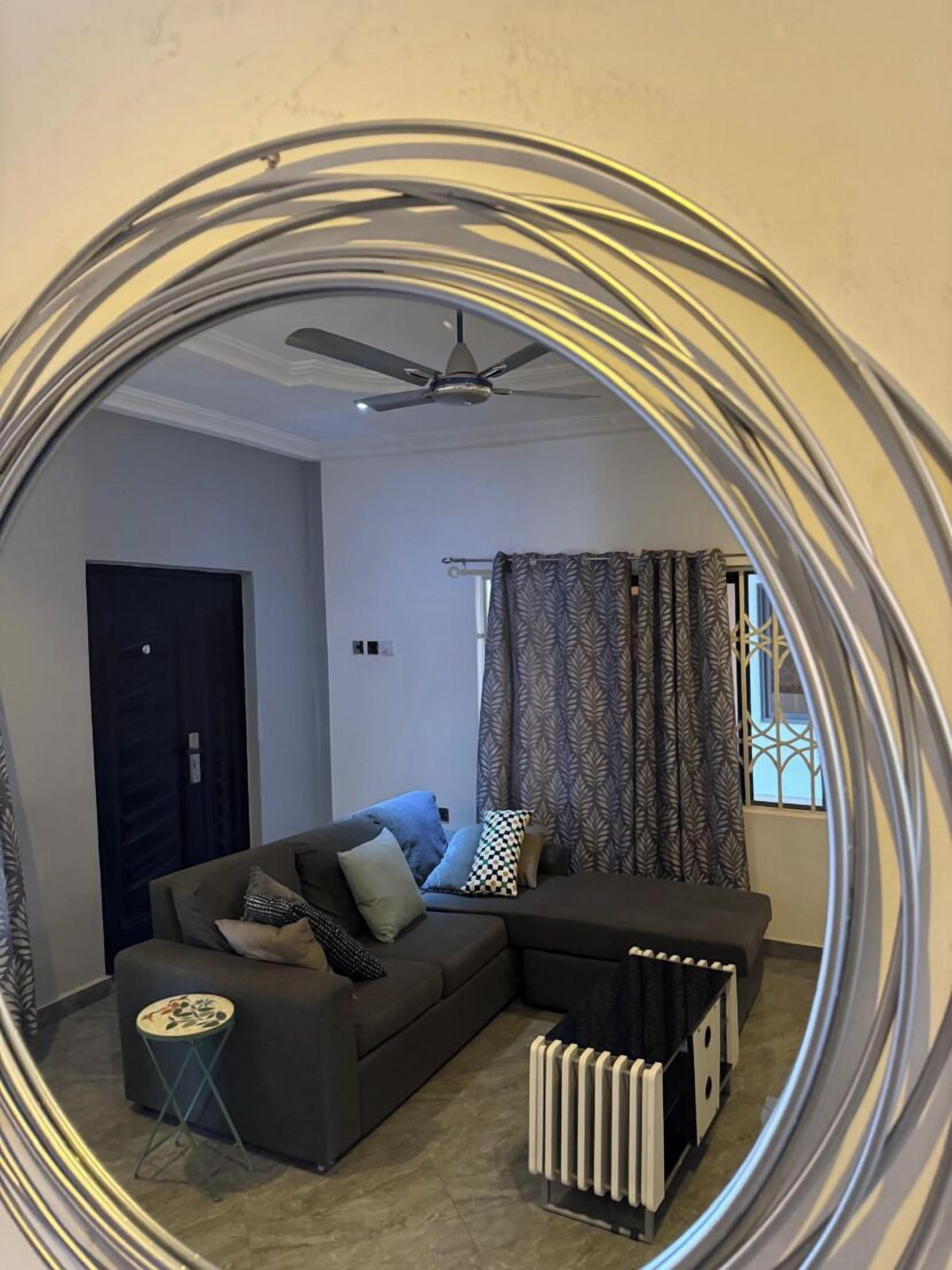 Apartment Queen Bed | Area keluarga | TV layar datar