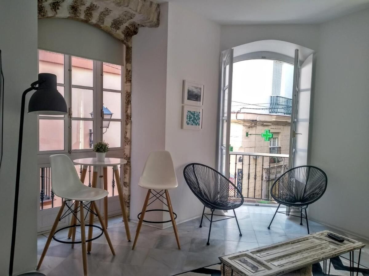 Een 35-inch flatscreentelevisie met digitale zenders en televisie