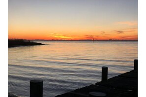 Playa en los alrededores, camastros y toallas de playa 
