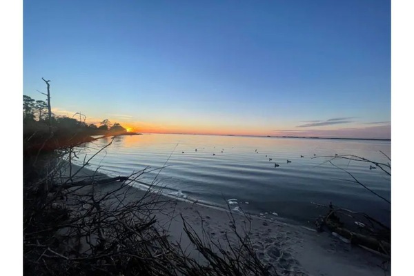 Plage à proximité, chaises longues, serviettes de plage