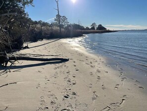 Beach nearby, sun loungers, beach towels - Sunset Retreat on the Nanticoke (Quantico)
