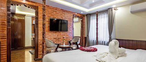 Executive Studio Suite | Hypo-allergenic bedding, memory-foam beds, individually decorated