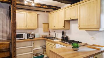 Fridge, microwave, dishwasher, coffee/tea maker