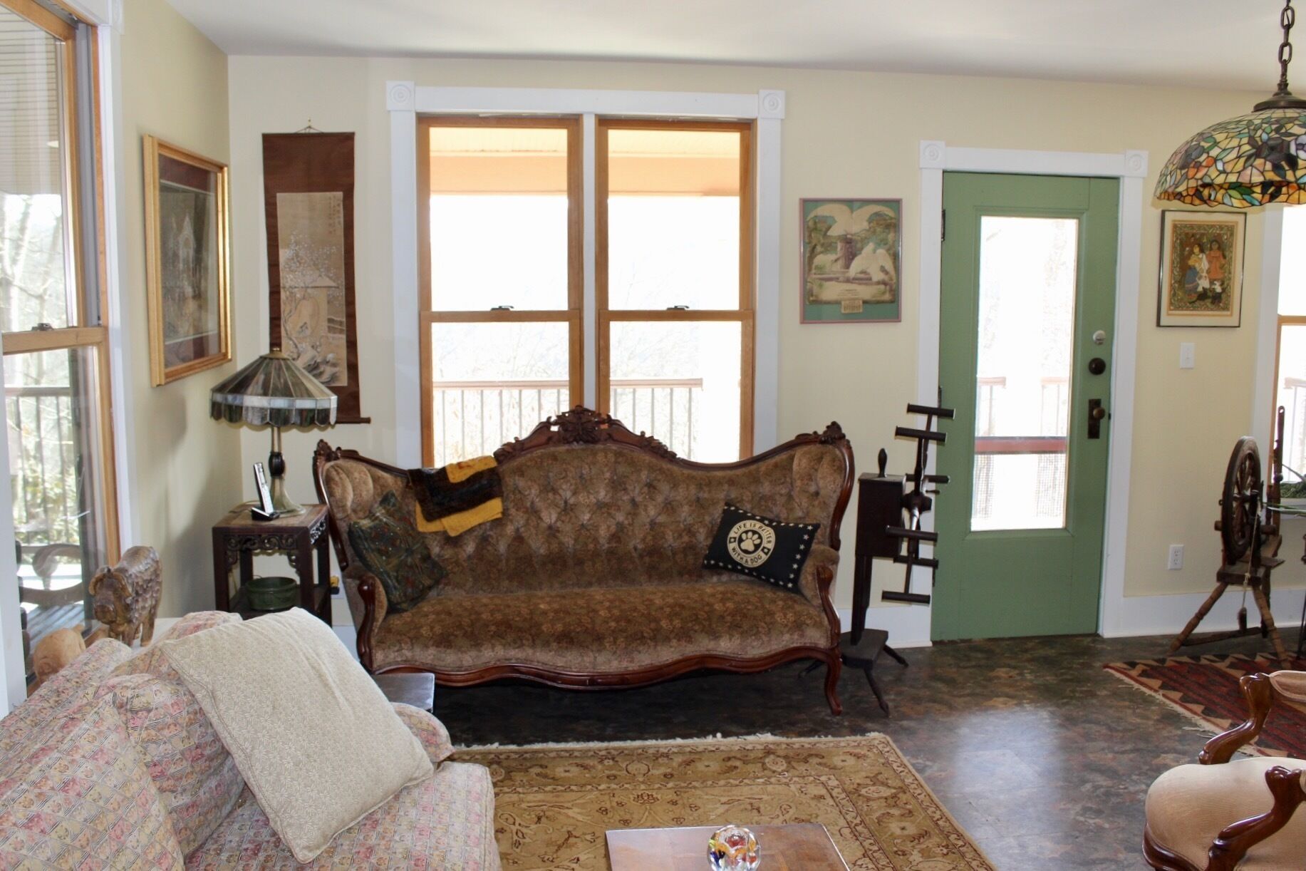 Televisie, een dvd-speler en boeken