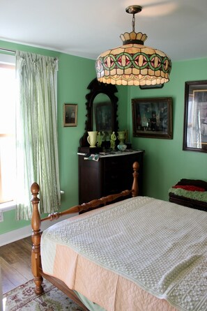 2 bedrooms, free WiFi, bed sheets - Charming 1920s Hillside Home Overlooking Valley and Rails-To-Trails (Rimersburg)