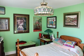 2 bedrooms, free WiFi, bed sheets - Charming 1920s Hillside Home Overlooking Valley and Rails-To-Trails (Rimersburg)