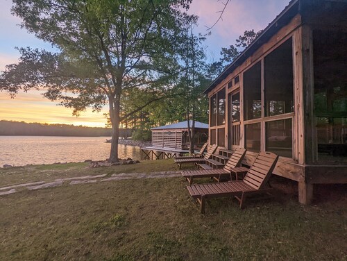 "THE CRESCENT" - Lakefront heaven w/ big views, sunset, private cove & hot tub