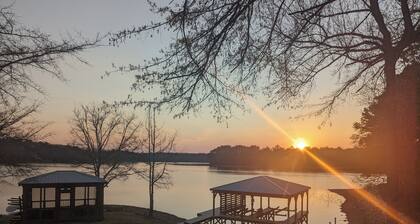 "THE CRESCENT" - Lakefront heaven w/ big views, sunset, private cove & hot tub