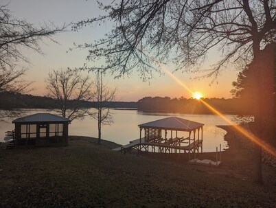 "THE CRESCENT" - Lakefront heaven w/ big views, sunset, private cove & hot tub