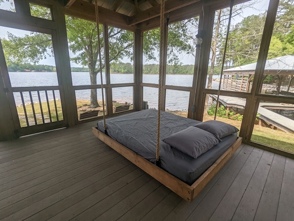 5 bedrooms, desk, free WiFi, bed sheets