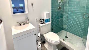 Douche, sèche-cheveux, serviettes fournies, savon