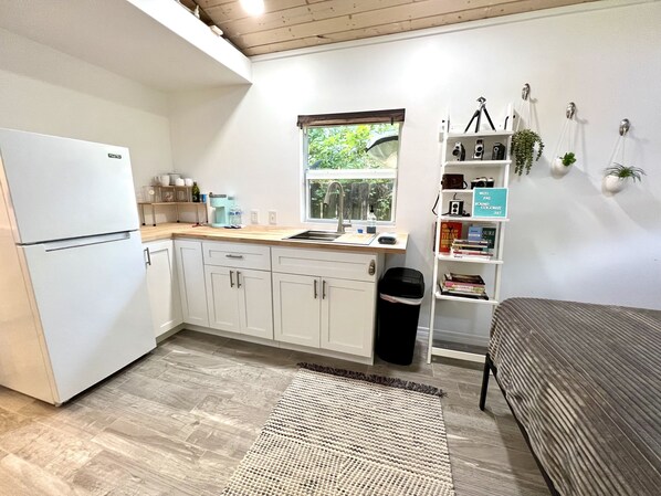 Réfrigérateur, micro-ondes, cafetière/bouilloire, bouilloire électrique