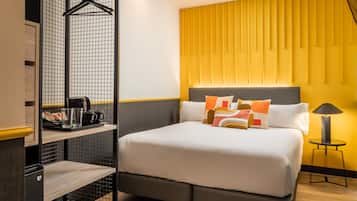 Tabla de planchar con plancha, wifi gratis y ropa de cama