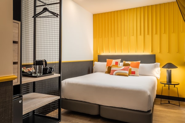 Habitación individual | Tabla de planchar con plancha, wifi gratis y ropa de cama