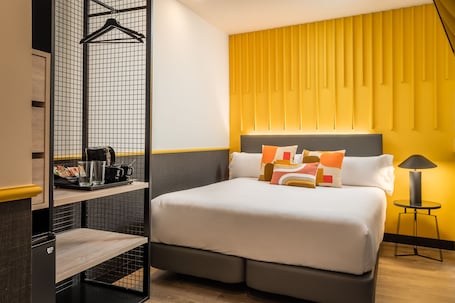 Tabla de planchar con plancha, wifi gratis y ropa de cama