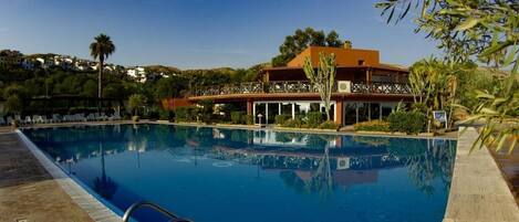 حمّام سباحة خارجي موسمي