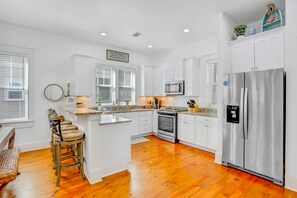 Kjøleskap, mikrobølgeovn, ovn og kokeplater