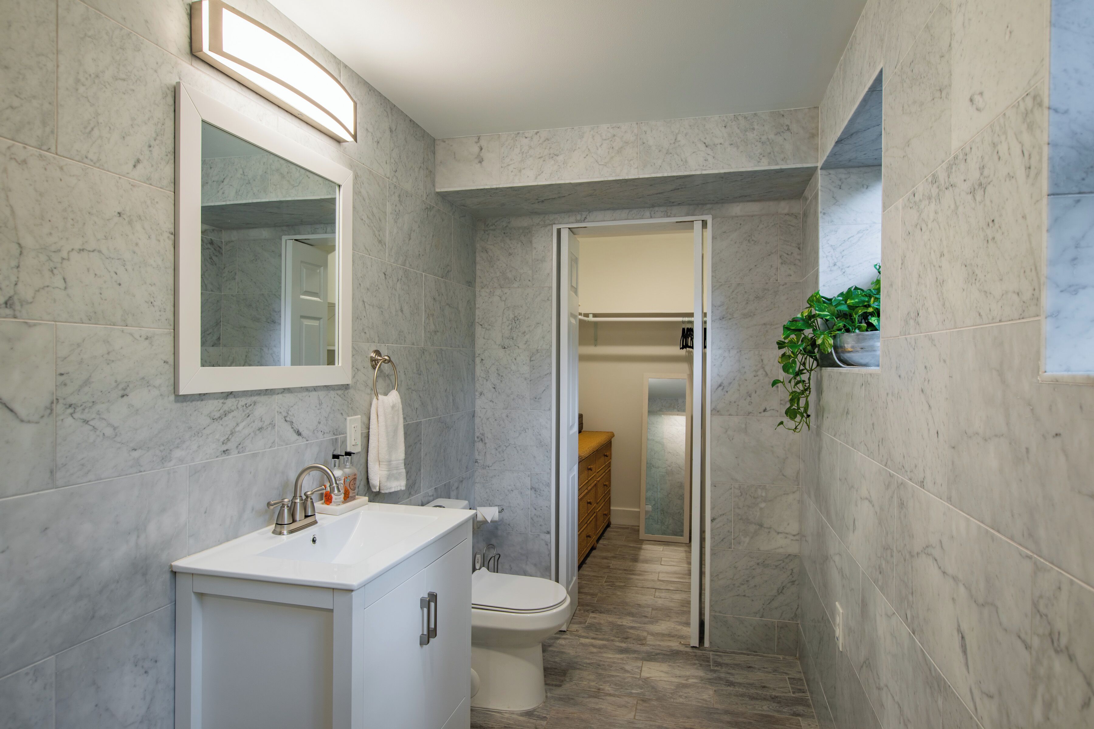 Ducha, secador de pelo, toallas, jabón