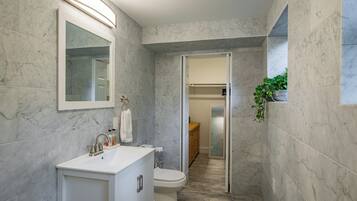 Ducha, secador de pelo, toallas, jabón