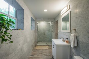Doccia, asciugacapelli, asciugamani, sapone