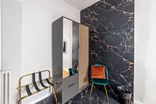 Double Room (Signoria) | Wardrobe - Room Eleven (Florence)