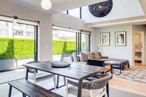 Dining - Bahati Executive Pad (Cape Town)