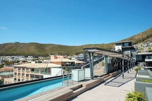 A rooftop pool area with a clear view of the surrounding buildings and hills. - Bahati Executive Pad (Cape Town)