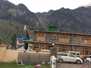 Free self-parking - Heaven Rose Hotel Khanian (Balakot)