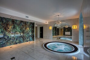 Bañera de hidromasaje interior