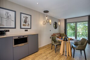Superior Apartment, Balcony, Garden View | Private kitchen | Full-size fridge, microwave, oven, stovetop - La Perle de Domme (Domme)