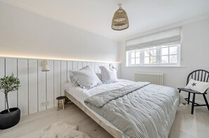 3 bedrooms, iron/ironing board, WiFi, bed sheets