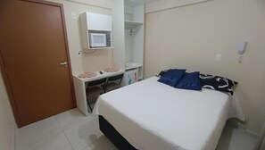 1 habitación y espacio para trabajar con laptop