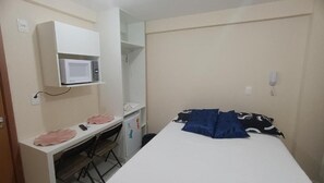 1 habitación y espacio para trabajar con laptop