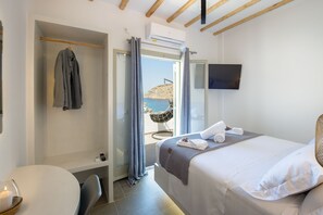 2 bedrooms, iron/ironing board, travel cot, free WiFi - Droufakos’ home, Lux seafront apartment w. View (Cherronisos)