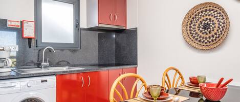 Refrigerador, microondas, horno y cafetera y tetera