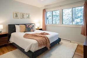 4 bedrooms, free WiFi, bed sheets - Awesome 4-bedroom near Lake Michigan beaches! (Muskegon)