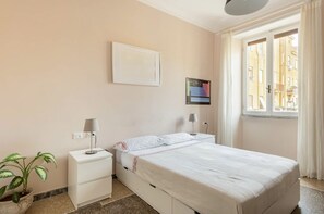 Classic Room | Individually decorated, individually furnished, desk, laptop workspace - Roma private rooms (Rome)