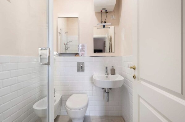 Bathroom - Roma private rooms (Rome)