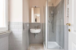 Premium Room | Bathroom | Hair dryer, bidet, towels, soap - Roma private rooms (Rome)