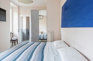 Premium Room | Individually decorated, individually furnished, desk, laptop workspace - Roma private rooms (Rome)
