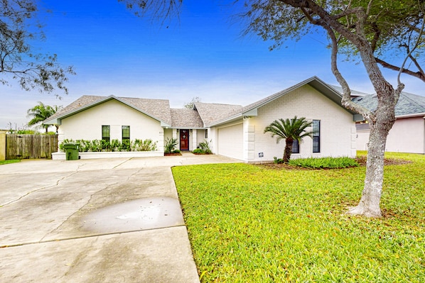 Exterior - One-level home with huge back yard, adjacent nature trail, & screened patio (Laguna Vista)