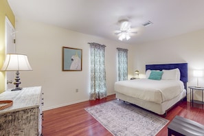 3 bedrooms, desk, iron/ironing board, WiFi - One-level home with huge back yard, adjacent nature trail, & screened patio (Laguna Vista)