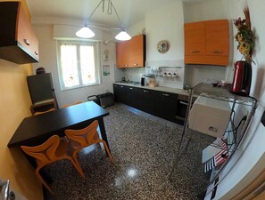Fridge, microwave, oven, coffee/tea maker - Apartment Gentile a 200 metri dal mare (Albissola Marina)