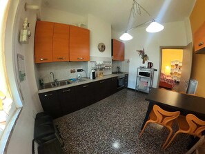 Refrigerador, microondas, horno y cafetera y tetera 