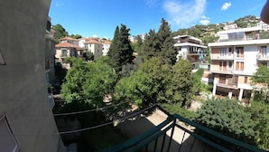 Un quartiere residenziale con edifici a più piani, alberi e un cielo azzurro limpido.