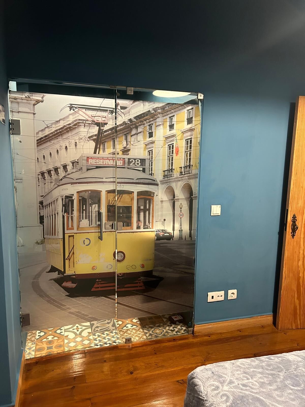 Tram 28 Loft | 浴室 | 淋浴设施、旋水按摩花洒、环保洗浴用品、吹风机